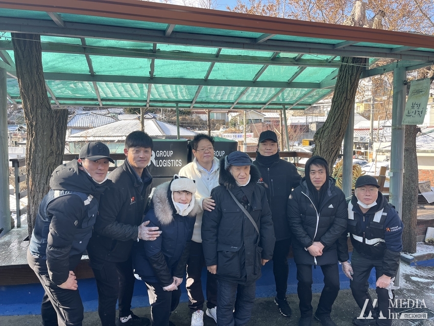 에이치알그룹(주)직원들과 북정 노인정 어르신들과의 기념 사진 / 미디어아워 제공