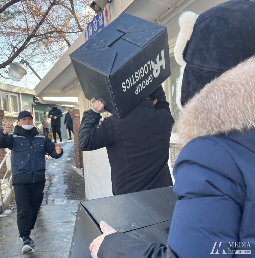 에이치알그룹(주) 직원들이 양말 상자를 운반하는 사진/ 미디어아워 제공