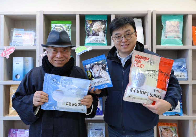 등푸른식품 이재철 대표(왼쪽)와 이종수 부사장(오른쪽)이 대표 상품을 들고 촬영에 임하고 있다. / 사진- 쿠팡 제공