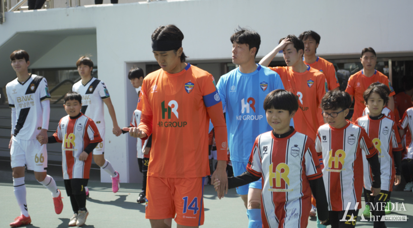 2024 하나은행 코리아컵 2라운드 K리그2 경남FC와 K3리그 파주시민축구단 선수들이 경기에 입장하는 사진 / 사진 - 미디어아워 제공