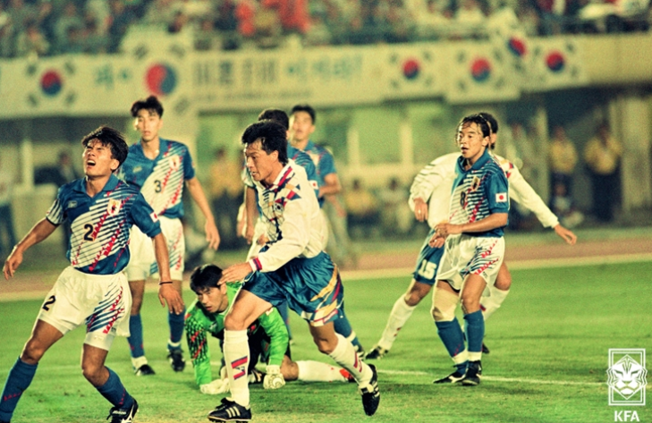 1994년 히로시마 아시아 게임 8강 일본전에서 분전하는 최대식 (가운데 흰 유니폼)