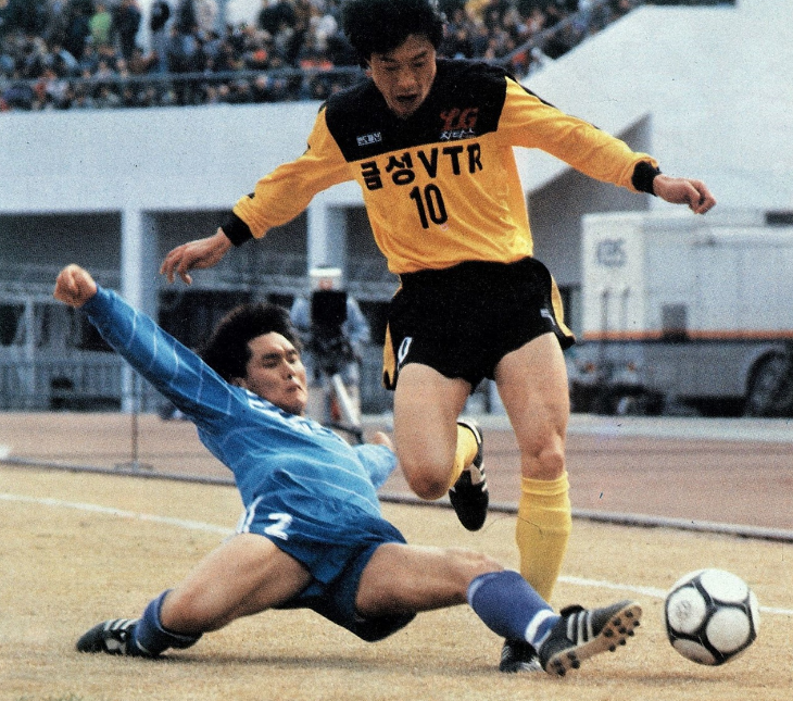 럭키금성의 미드필더로 1990년 K리그 우승을 이끌고 도움왕에 올랐다. 대우 김판근의 태클을 뚫고 공격하는 최대식(노랑 유니폼)/ 사진-KFA 제공