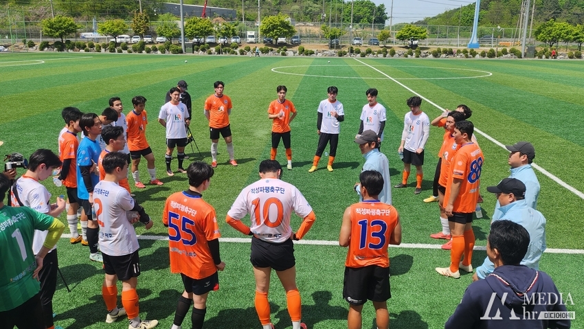 노병준 감독이 현영민 심사위원과 함께 테스트 한 선수들에게 테스트 종료 후 인사를 하고 있다. / 사진-김민찬
