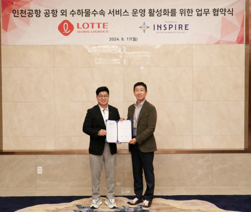 롯데글로벌로지스가 ‘모히건 인스파이어 엔터테인먼트 리조트’와 지난 17일 인천 영종도에 위치한 인스파이어에서 ‘인천공항 공항 외 수하물 수속 서비스 운영<br>
활성화를 위한 업무협약’을 체결한 뒤 협약서를 들어보이고 있다. 강병구 롯데글로벌로지스 대표이사(사진 왼쪽), 첸 시 인스파이어 사장(사진 오른쪽) / 사진- 롯데글로벌로지스 제공