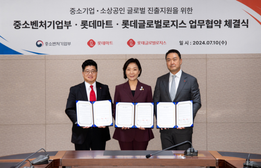 강병구 롯데글로벌로지스 대표이사(사진 왼쪽), 오영주 중소벤처기업부 장관(사진 가운데), 강성현 롯데마트 대표이사(사진 오른쪽) / 사진- 롯데글로벌로지스 제공