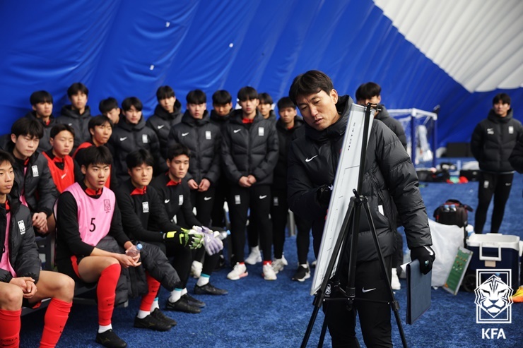 1월 경주에서 실시한 국내훈련 당시 백기태 감독과 U-16 대표팀 / 사진- KFA 제공<br>
