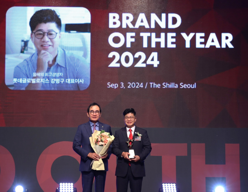 롯데글로벌로지스가 물류업계 최초로 ‘2024 올해의 브랜드 대상’에서 ‘최고경영자’ 부문을 수상했다고 4일 밝혔다. 강병구 롯데글로벌로지스 대표이사(사진 오른쪽), 윤은기 한국소비자브랜드위원회 위원장(사진 왼쪽) / 사진=롯데글로벌로지스 제공