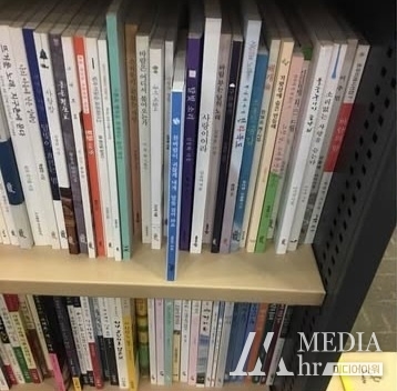 쿠팡이 도서 유통 시장에서 영향력을 확대하고 있는 가운데, 한 서점의 시집 코너에 도서들이 진열되어 있다./사진=김민찬 기자 제공