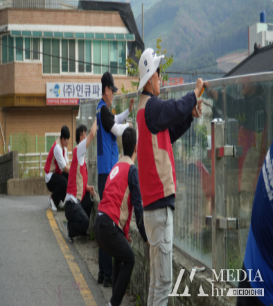 롯데글로벌로지스는 ‘양산자동화물류센터’가 위치한 경남 양산시 일대에서 야생조류 투명창 충돌 예방 점자형 스티커 부착 봉사활동을 진행했다고 5일 밝혔다./사진=롯데글로벌로지스 제공