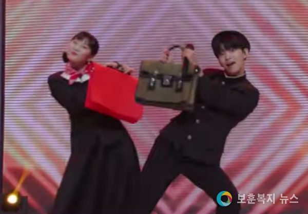 가수 송별이와 장송호의 경연모습