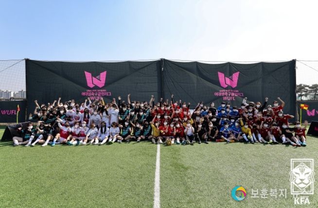 참가 팀들이 단체 사진을 위해 모였다.