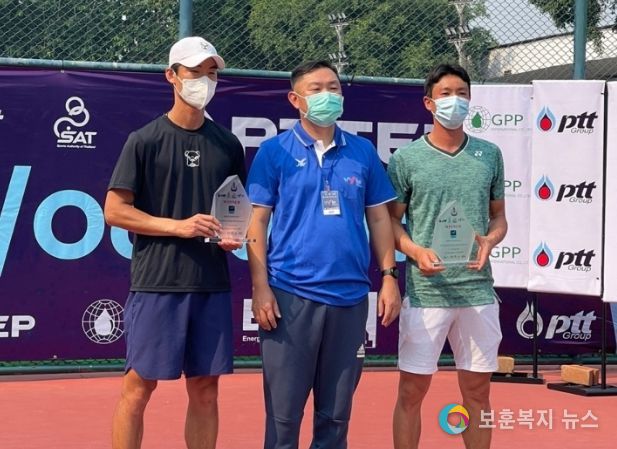 왼쪽부터 김청의 선수(안성시청), Wattana Janpaijit(왓타나 잔파이짓) 토너먼트디렉터, 홍성찬 선수(세종시청)