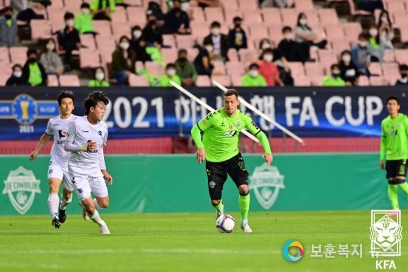 지난해 K3리그 양주시민축구단에 패한 전북현대는 올해 FA컵 16강에서 K3 울산시민축구단을 만난다. 전북 일류첸코가 양주전에서 드리블 돌파를 하고 있다