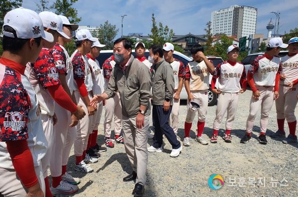 합천 야로고등학교 야구부 경기장 선수 격려