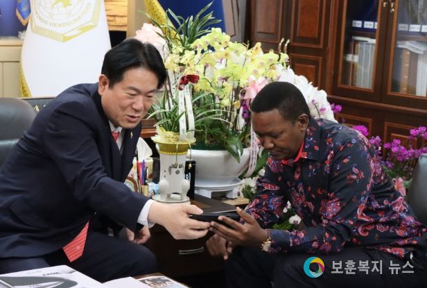 이동섭 원장(왼쪽)이 케냐 무투아 외무부장관과 환담을 나누고 있다.