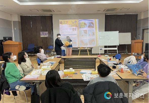 영등포구립도서관에서 과학 프로그램을 진행하고 있는 모습