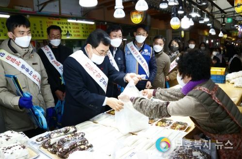 주낙영 시장이 지난 18일 중앙시장을 방문해 제수용품을 구입하고 있다.