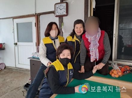 왼쪽아래부터 시계방향으로 김금숙위원, 권헌정동명면장,이삼덕위원