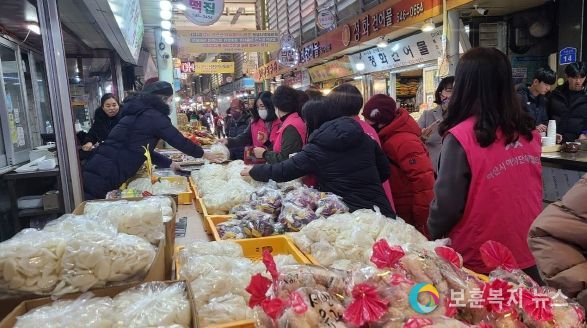 아산시여성단체협의회 설맞이 장보기 행사 장면