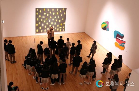 지난해 포항시립미술관을 찾는 시민들을 대상으로 도슨트 전시해설 프로그램을 운영하고 있는 모습