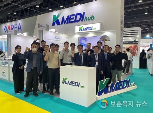 케이메디허브(이사장 양진영, 가운데)가 대구테크노파크(권대준 센터장, 왼쪽에서 두 번째)와 공동으로 아랍헬스 2023에 참가해 14개 기업과 공동관을 운영하며, 4일간 2,379만 달러의 수출계약을 체결하는 등 기업지원 성과를 거둬냈다.