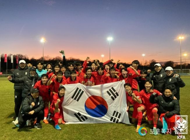 튀르키예를 꺾고 크로아티아 4개국 친선대회 우승을 확정한 뒤 환호하는 남자 U-17 대표팀의 모습.