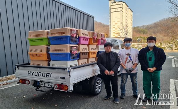 케이메디허브는 3월 3일(금) 경산시 유기동물보호소(자인동물보호소)에 동물 이동용 케이지를 기증했다. 박세익 자인동물보호소 실장(왼쪽), 유용주 메디벨리파트너스 사원(가운데), 강태구 케이메디허브 전임상센터 기술원(오른쪽)