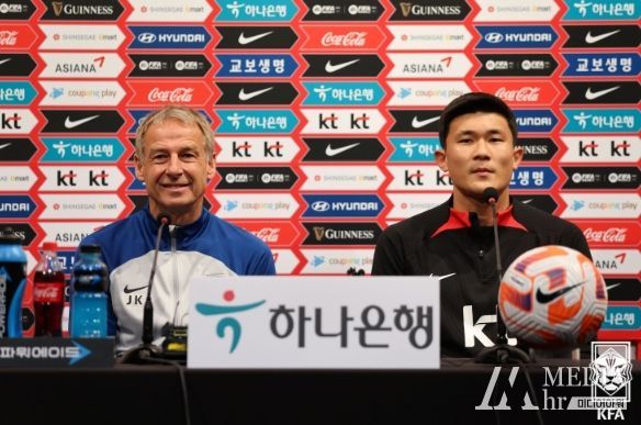 우루과이전을 하루 앞두고 공식 기자회견에 참석한 클린스만(왼쪽) 감독과 김민재.