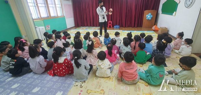 보건소 공중보건치과의사가 구강보건교육을 진행하는 모습