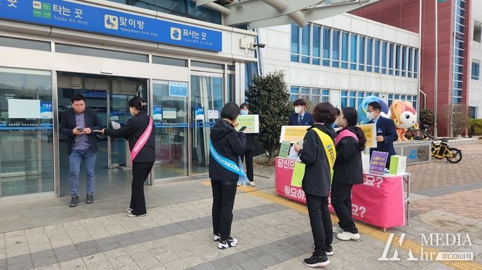 여수시 보건소 직원들이 여수엑스포역에서 ‘생명사랑·자살예방’ 캠페인을 펼치고 있다.