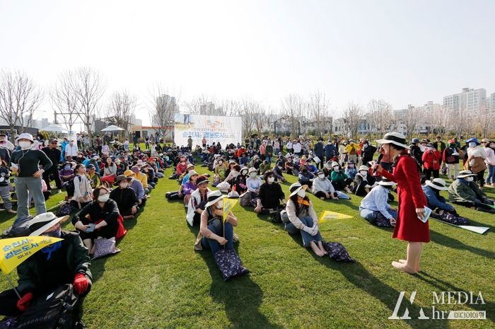지난달 31일 2023정원박람회 개막에 맞춰 오천그린광장에서 800명이 어싱길을 맨발로 걷는 행사가 열렸다
