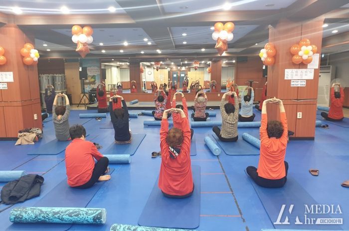 ‘건강찾아 행복찾아’프로그램에 참여한 천안시민들이 운동을 하고 있다.