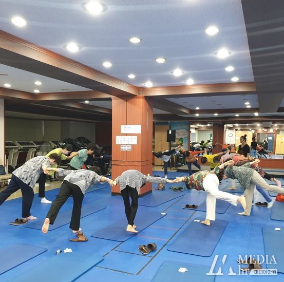 천안시민들이 신체활동 프로그램에 참여하여 운동하고 있다.