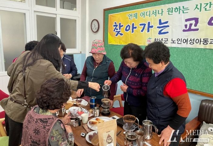 ‘찾아가는 교양강좌’ 커피 핸드드립반 수업 중이다.