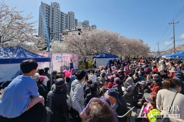 김포 벚꽃축제 문화 행사를 관람 중인 시민들. 한 아버지는 아들을 목말 태워 공연을 보여주고 있다.