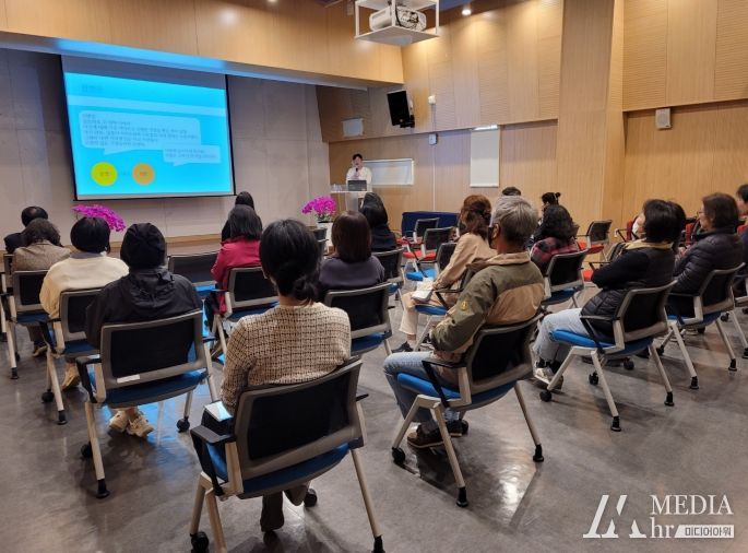 광명시 연서도서관은 지난 8일 오후 2시 3층 강당에서 광명시민 40여 명과 함께 ‘오은 작가 초청 강연회’를 성황리에 개최하였다.