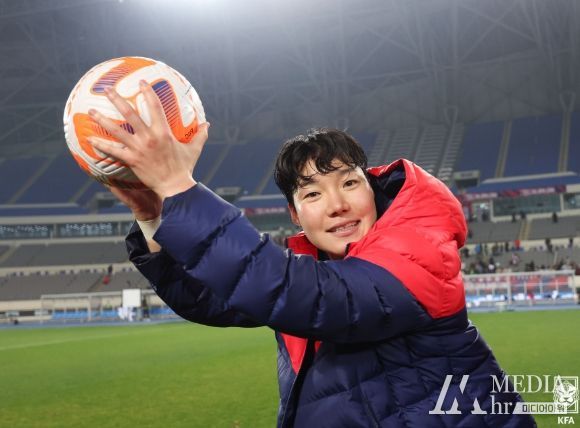 경기 후 매치볼을 받고 포즈를 취하고 있는 이금민.