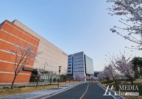 케이메디허브 의약생산센터는 제 13회 국제의약품ㆍ바이오산업전에 참가한다. 사진은 케이메디허브 의약생산센터 전경