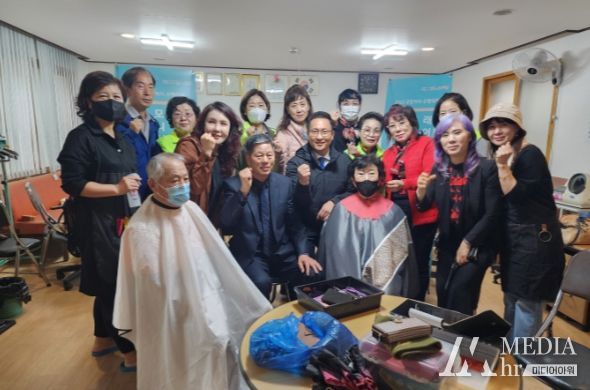 고양시 성사1동 주민자치회, ‘별모래 시니어 헤어살롱’ 행사 진행