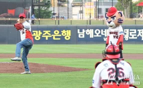 이상익 함평군수가 21일 광주 챔피언스필드에서 열린 기아 타이거즈와 삼성라이온즈 경기에서 시구를 하고 있다