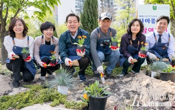 이재준 수원시장(왼쪽 3번째) 등이 정원만들기에 함께하고 있다.