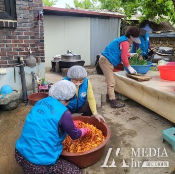 상동면 자원봉사회가 3일 어려운 이웃을 위한 밑반찬을 만들고 있다.