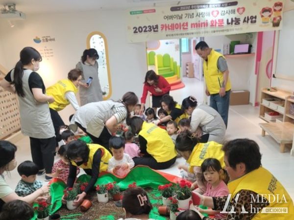 지역어르신에게 전달하는 ‘카네이션 mini화분 나눔사업’ (2023. 5. 3)