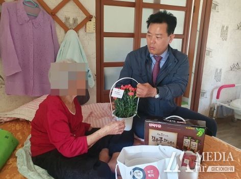 경주시 건천읍, 어버이날 앞두고 최고령 장수 어르신에게 카네이션 전달
