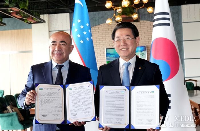 김영록 전라남도지시가 6일(현지시간) 우즈베키스탄 타슈켄트에서 조이르 미르자예프 타슈켄트 주지사와 ‘전남도-타슈켄트 우호교류’ 의향서를 체결하고 있다.