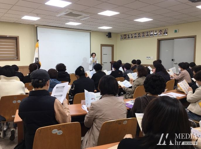 장안구보건소 관계자가 치매안심센터 사업을 안내하고 있다.