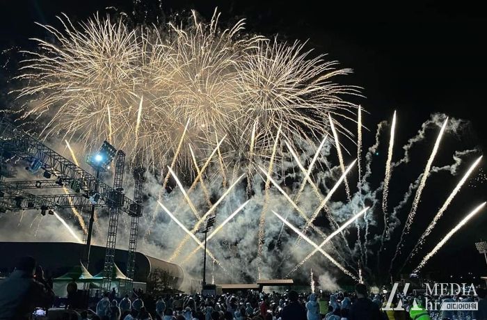 보성세계차엑스포 환하게 밝힌 ‘보성 불꽃축제’벌교생태공원 일원에서 개최됐다.