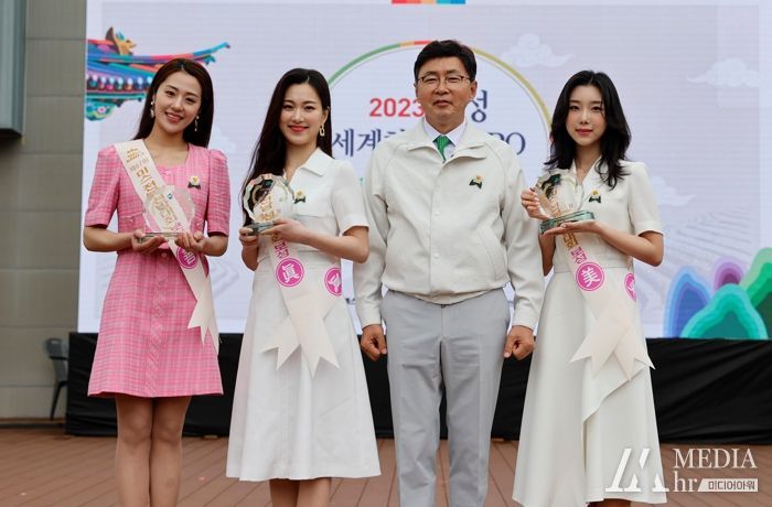 왼쪽부터 미스 전남 진(김수지), 선(박나연), 김철우 보성군수, 미(임지원)