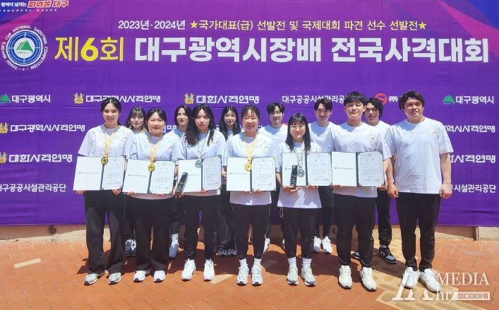 서산시청 사격팀 기념촬영 모습(왼쪽부터 정미라, 김희선, 염다은, 김예슬, 오정은, 박해미, 이은서, 강준기, 유현영, 강준기, 최보람, 박성현, 소승섭)