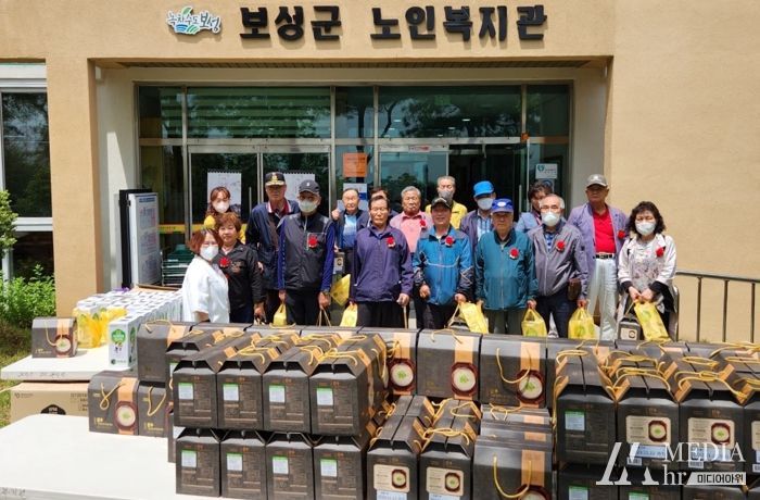 보성군 노인복지관에서 위문품 전달하고 있다.